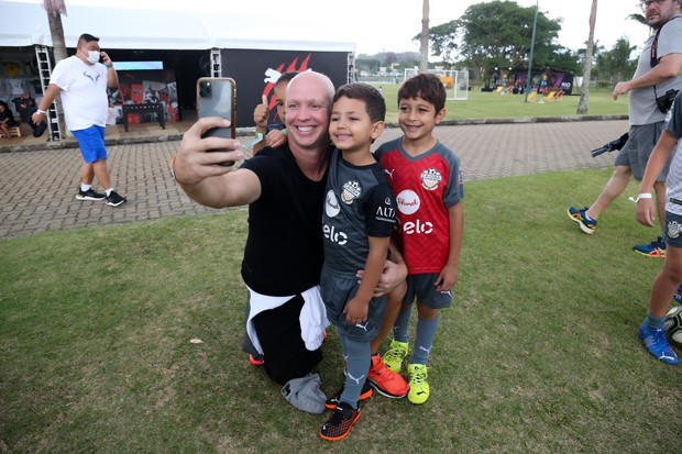 Caio Ribeiro atende fãs mirins (Foto: Marcos Ribas/Brazil News)