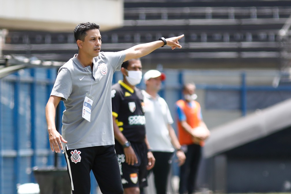 Técnico Gustavo Almeida se despede do sub-17 do Corinthians após polêmica com sub-20