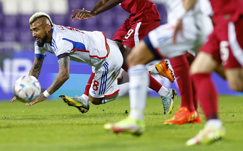 Arturo Vidal em disputa de bola durante Catar x Chile — Foto: Reuters