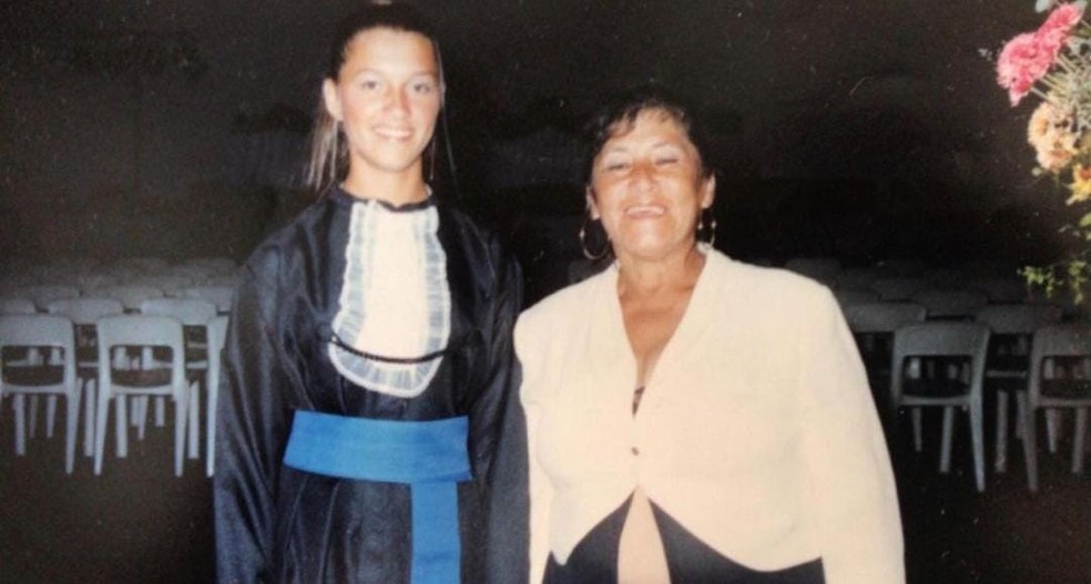 Ana Thaís Matos e a mãe, dona Francisca, na formatura de 8ª série da jornalista. — Foto: Reprodução: Instagram