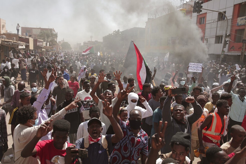 Manifestantes sudaneses participam de um ato para exigir o retorno ao governo civil quase um ano após um golpe militar liderado pelo general Abdel Fattah al-Burhan, em Cartum, Sudão, 25 de outubro de 2022 — Foto: AP Photo/Marwan Ali, File