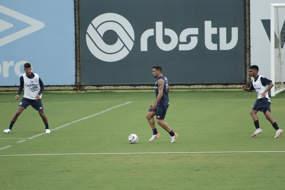 Edilson em treino do Grêmio — Foto: Eduardo Moura