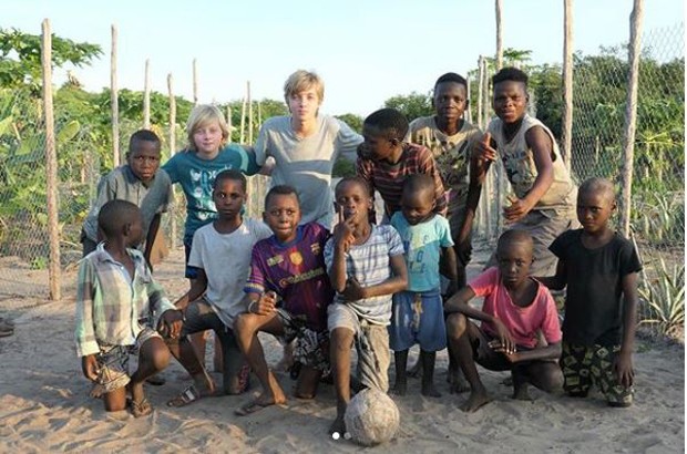 Luciano Huck mostra os filhos, Benício e Joaquim, jogando bola em Moçambique (Foto: Reprodução / Instagram)
