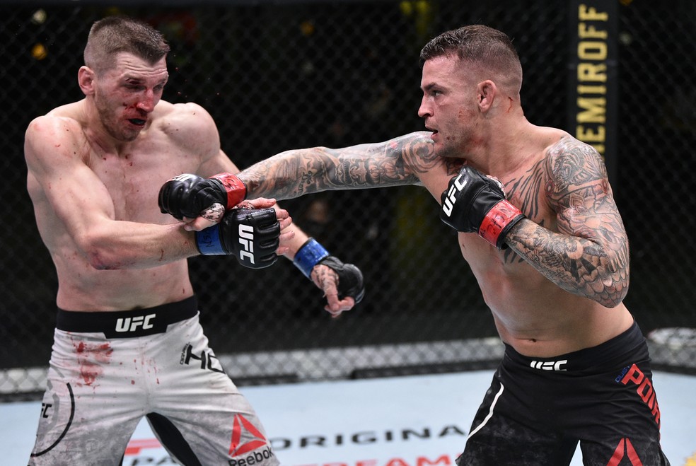 Dustin Poirier golpeia Dan Hooker em sua vitória na luta principal do UFC deste sábado — Foto: Getty Images