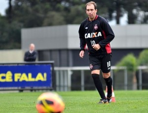 Paulo Baier, meia do Atlético-PR, no CT do Caju (Foto: Site oficial do Atlético-PR/Gustavo Oliveira)
