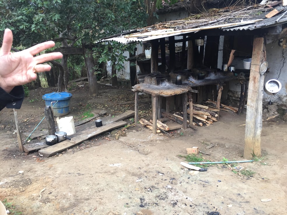 Alojamento ficava ao lado do chiqueiro — Foto: Divulgação/MPT