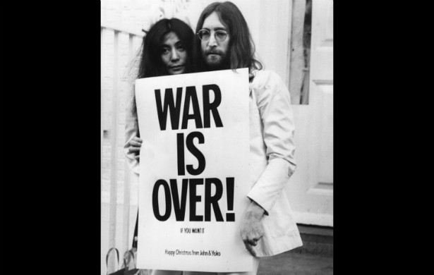 John Lennon (1940-1980) protestou tanto contra a Guerra do Vietnã que o governo dos EUA pôs o FBI para espioná-lo e ainda tentou deportar o ex-Beatle de volta para a Inglaterra. A viúva, Yoko Ono, até hoje é uma ferrenha pacifista. (Foto: Getty Images)