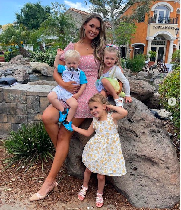 A modelo April Love Geary com seus três filhos com o músico Robin Thicke (Foto: Instagram)