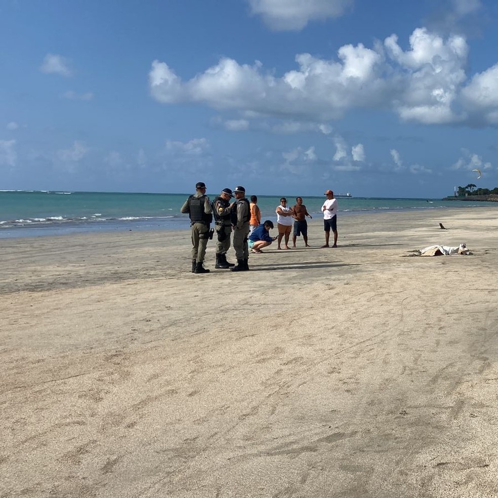 Corpo de homem é encontrado na areia da Praia de Pajuçara, em Maceió — Foto: Andrea Resende/TV Gazeta