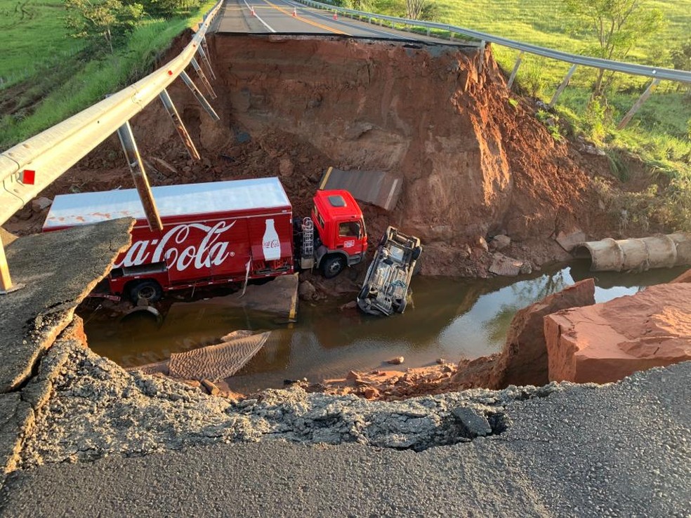 Rodovia interditada prejudica moradores da região de Marília — Foto: Priciele Venturini/TV TEM