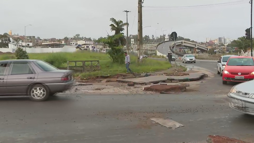 Placas de asfalto foram arrancadas na avenida Cristiano Machado — Foto: TV Globo / Reprodução