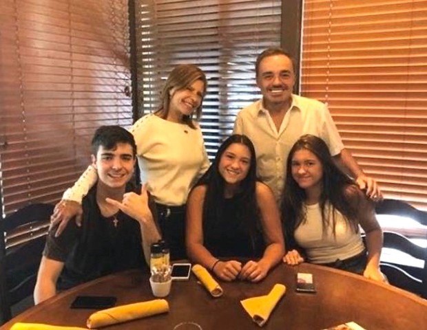 Pastor Lécio Dornas postou foto de Gugu com a mulher e os filhos (Foto: Reprodução/Instagram)