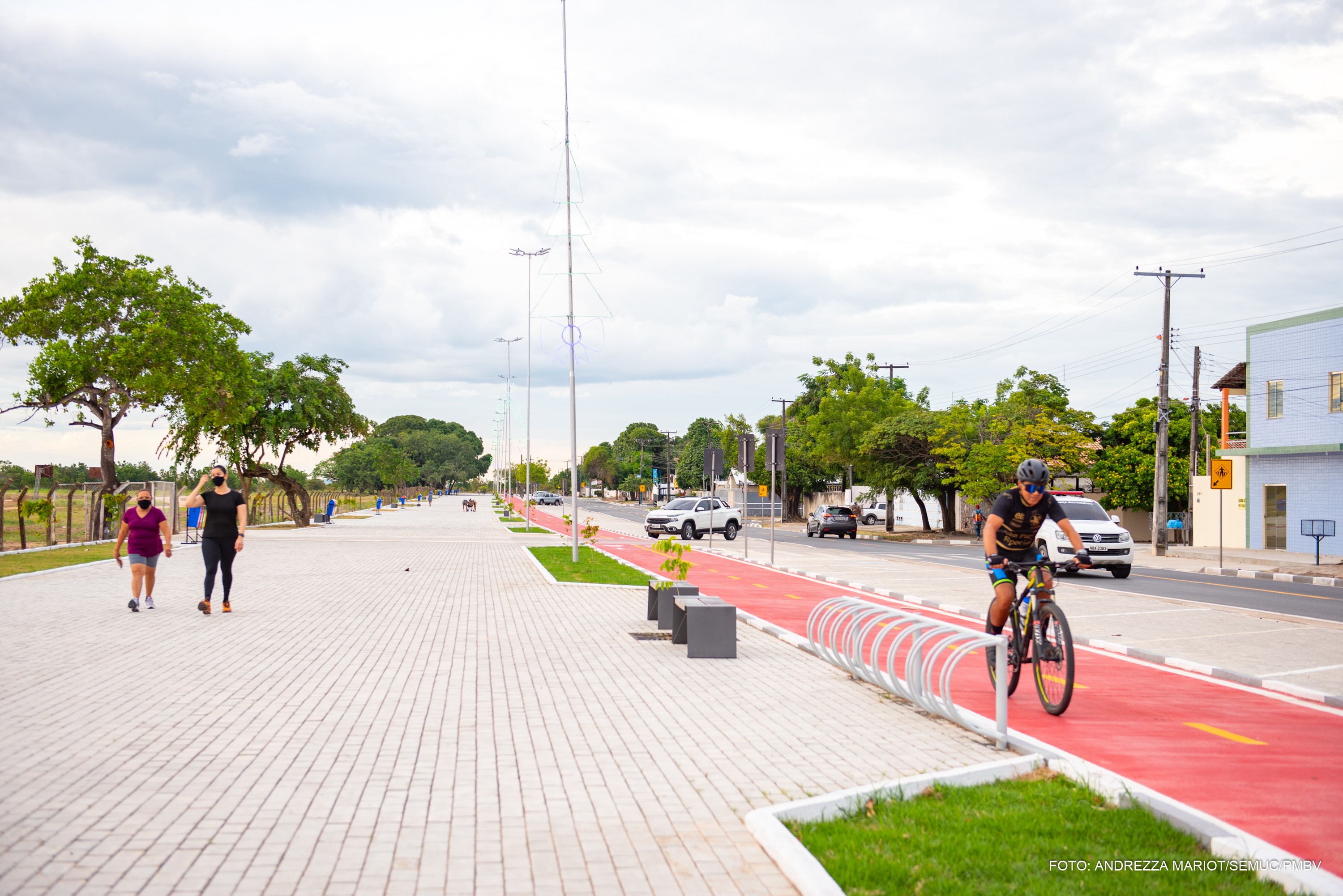 PRAÇA LINEAR – De uma enorme vala de 2 Km a uma extensa e moderna área de lazer e diversão