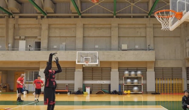 Robô jogador de basquete aprende a driblar e acerta mais de 2 mil