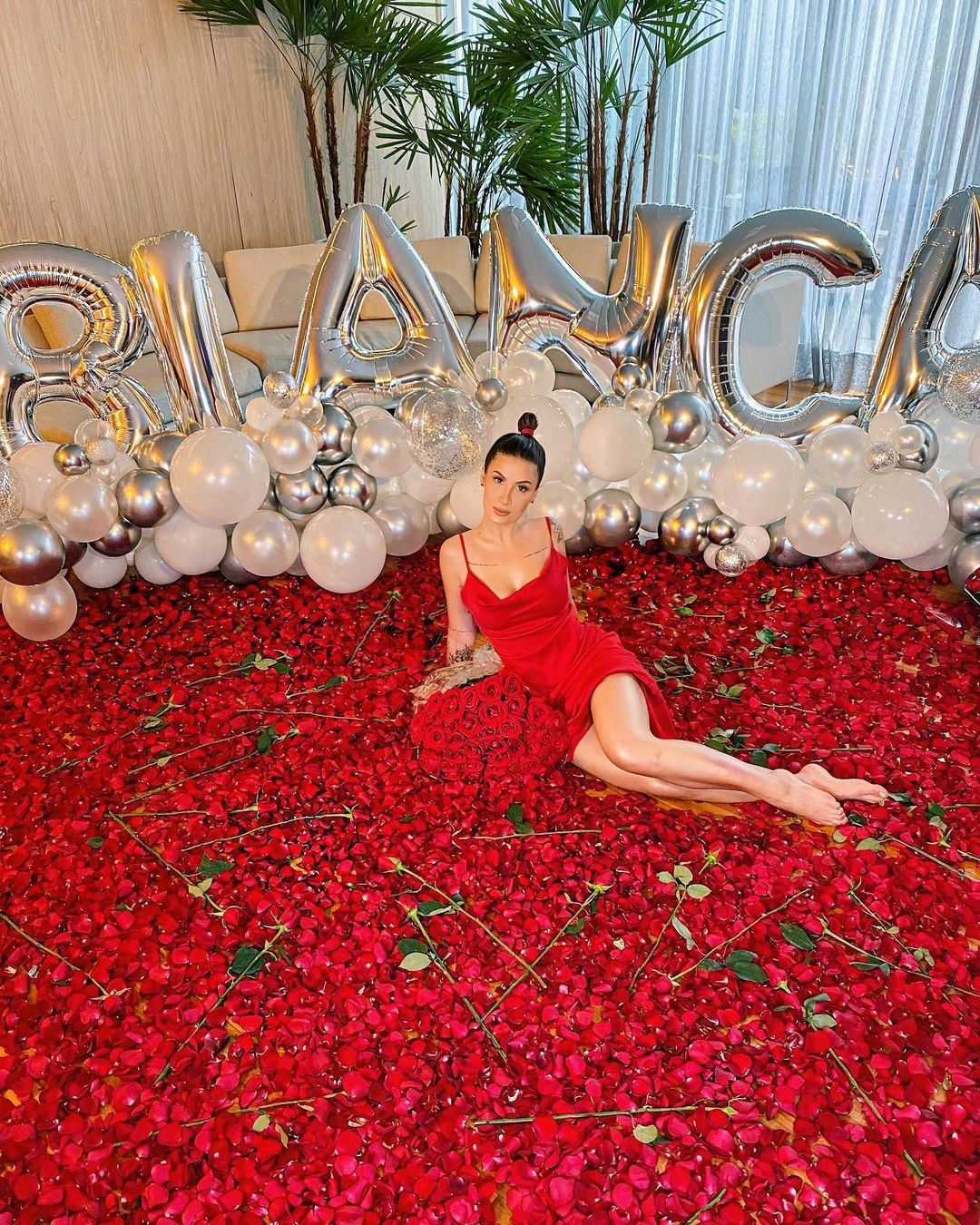 Bianca Andrade ganha sala cheia de pétalas de rosas de sua equipe (Foto: Reprodução/Instagram)