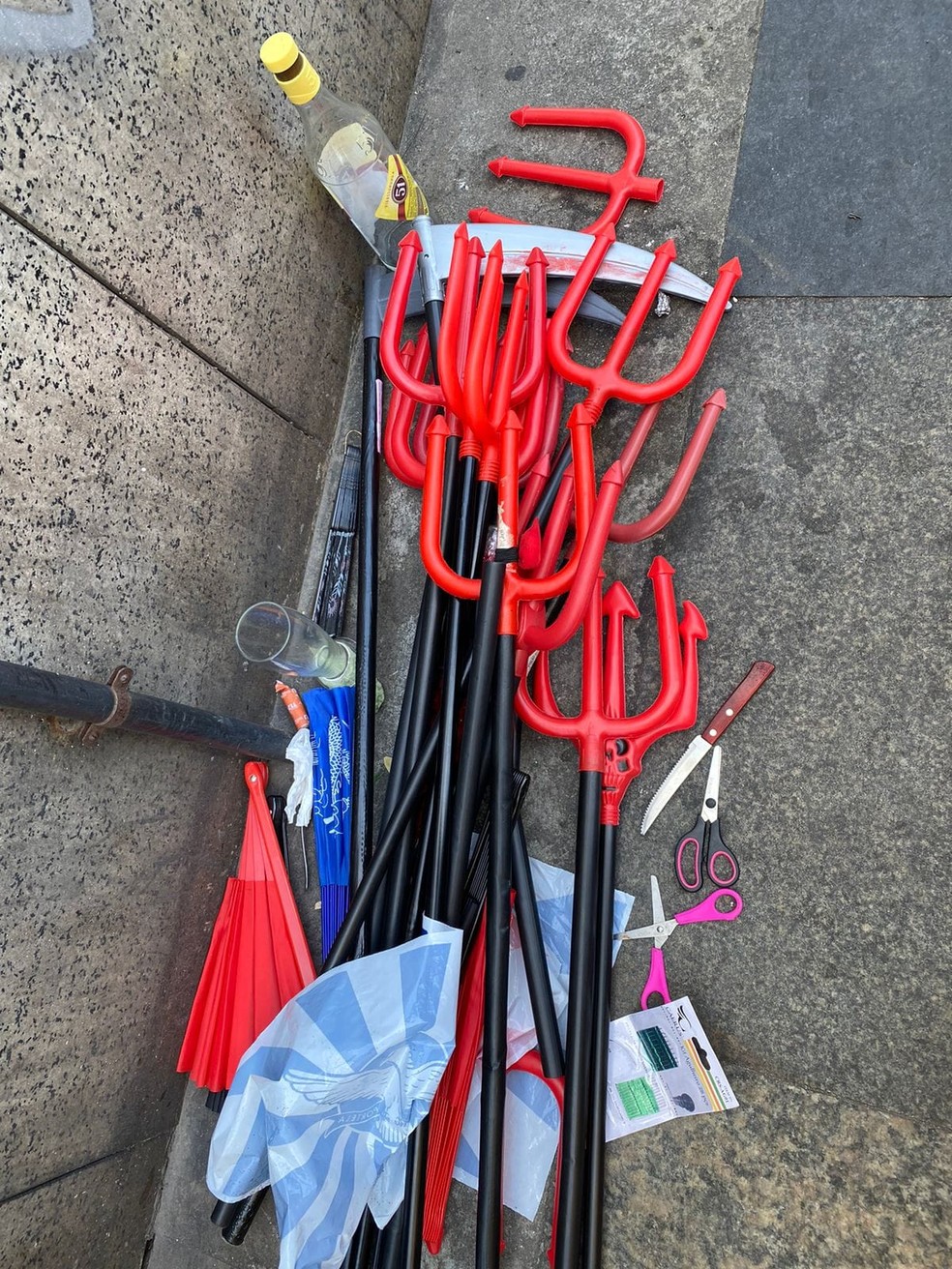 Itens apreendidos durante o bloco Fervo da Lud, no Centro do Rio — Foto: Reprodução/Twitter