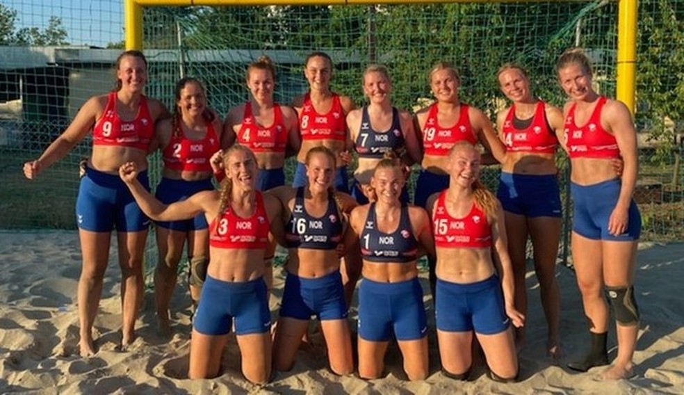 Equipe feminina de handebol de praia da Noruega, com os shorts que usaram no lugar de biquínis — Foto: Reprodução/Twitter