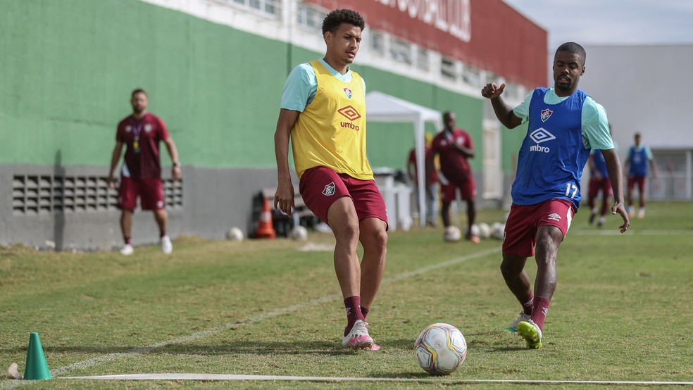Felippe Cardoso e Matheus Alessandro em treino do Fluminense — Foto: Lucas Merçon / FFC