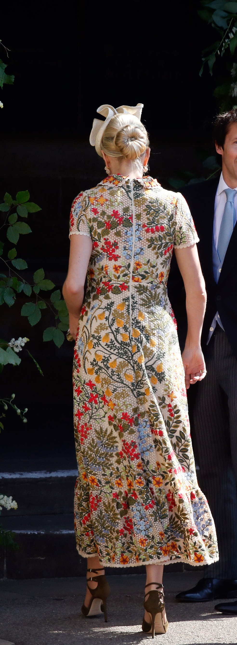 Costas do vestido florido de Sofia Wellesley  (Foto: Odd Anderson/AP)