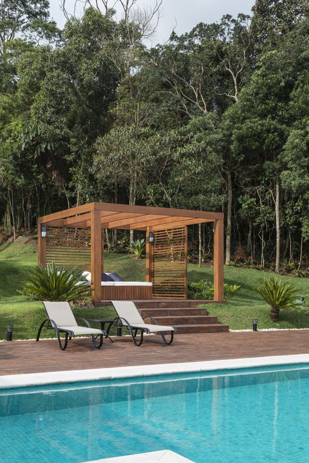 Churrasqueira, piscina, salão de jogos e lareira: uma casa para