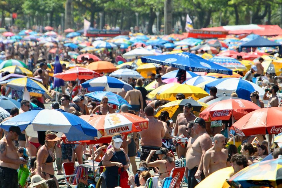 Banhistas se aglomeram em praias de Santos, SP, em fim de semana de muito calor — Foto: Vanessa Rodrigues/Jornal A Tribuna