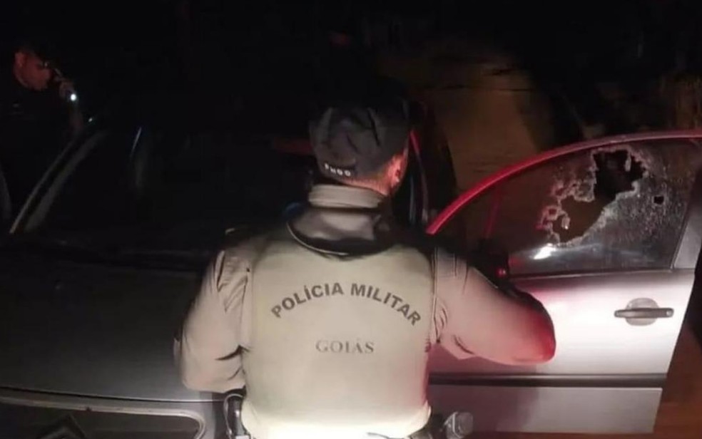 Policial aposentado e homem são mortos a tiros dentro de carro em Uruana, Goiás — Foto: Divulgação/Polícia Militar