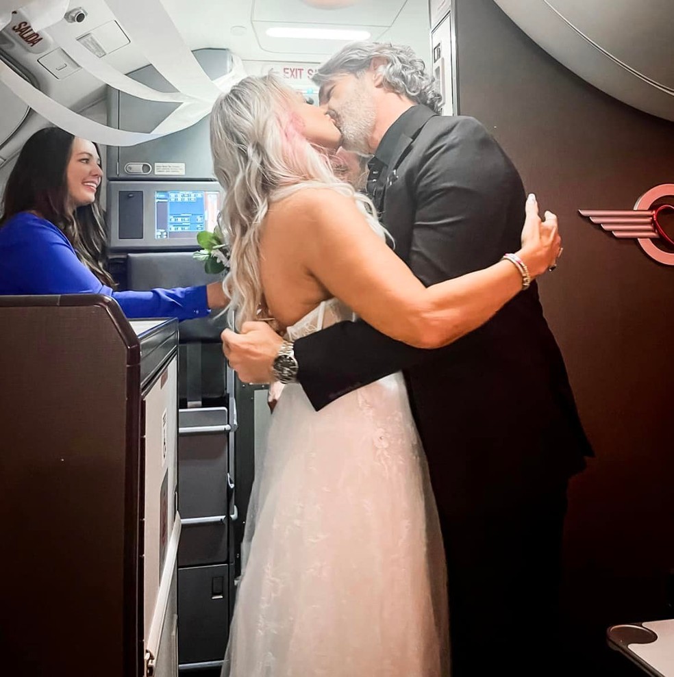 Noivos se casam em avião — Foto: Reprodução/Internet