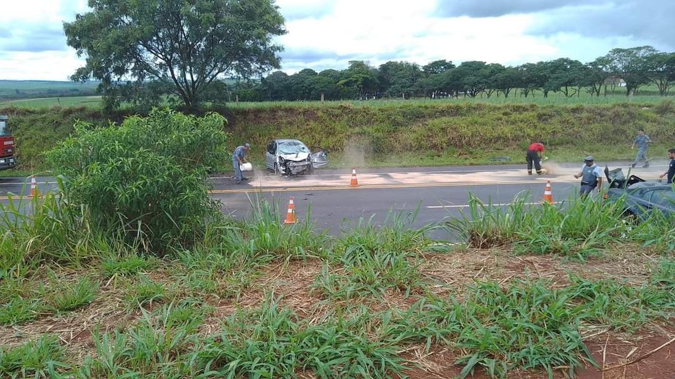 Duas pessoas morrem e outra fica gravemente ferida após colisão frontal em rodovia em Jaú  — Foto: Redes sociais