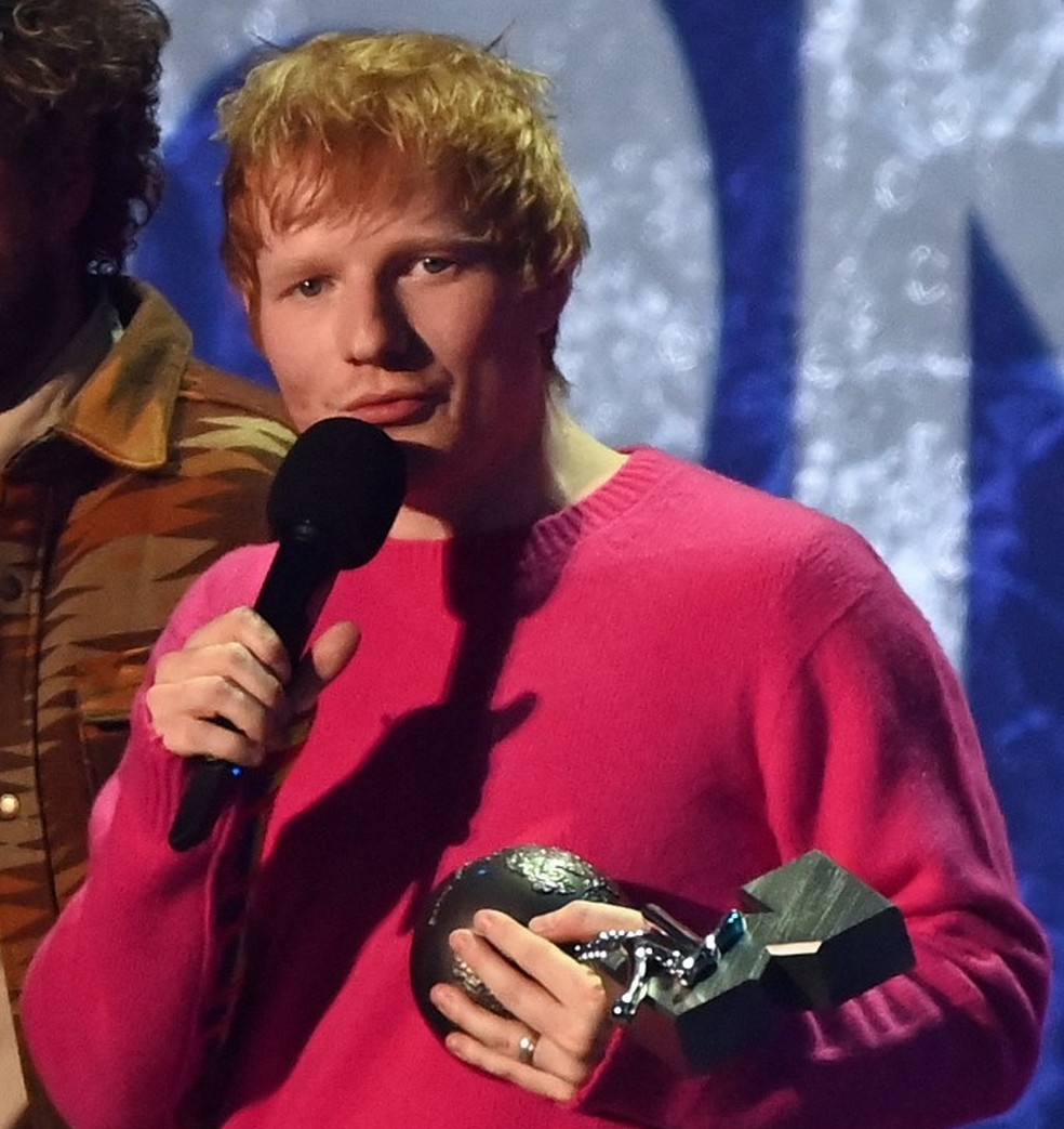 Ed Sheeran com um dos seus prêmios no palco do MTV European Music Awards, em Budapeste, em 14 de novembro de 2021 — Foto: Attila Kisbenedek / AFP