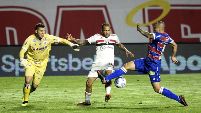 Daniel Alves perdeu boa oportunidade para o São Paulo contra o Fortaleza