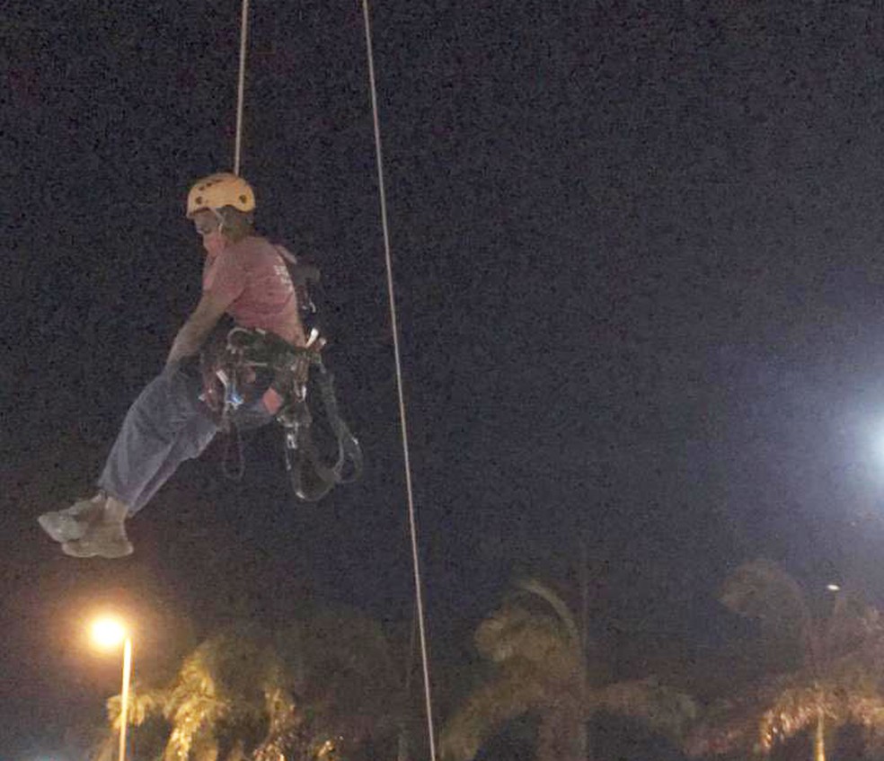 Momento em que um dos operários é resgatado pelo bombeiros, em Salvador — Foto: Divulgação/Corpo de Bombeiros