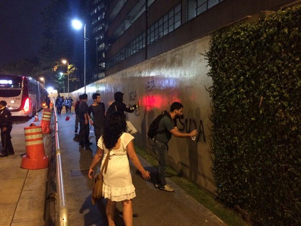 Manifestantes picham muro da sede da editora Abril (Foto: Cauê Fabiano/G1)