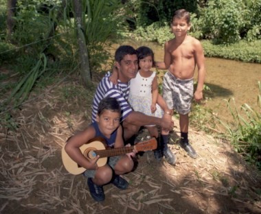 O aniversariante com seus filhos no sítio em Xerém, em 1995