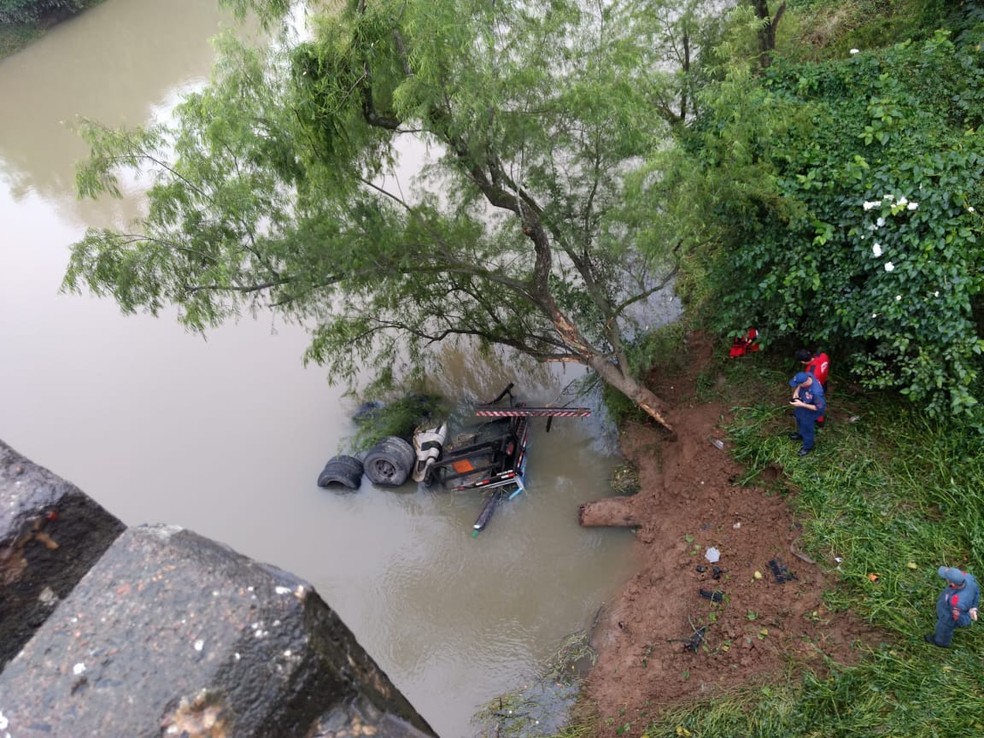 Caminhão caiu às margens da BR-470 em Rio do Sul — Foto: PRF/Divulgação
