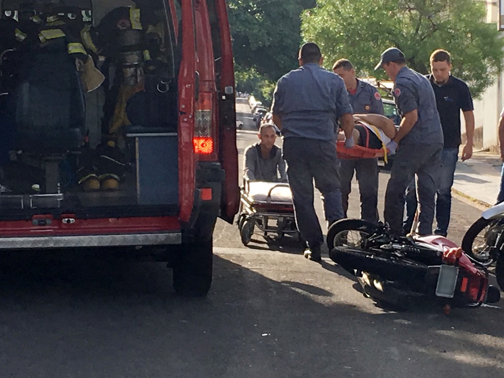 Rua Tenente Nicolau Maffei, no Centro, ficou interditada durante os trabalhos do Corpo de Bombeiros  (Foto: Valmir Custódio/G1)