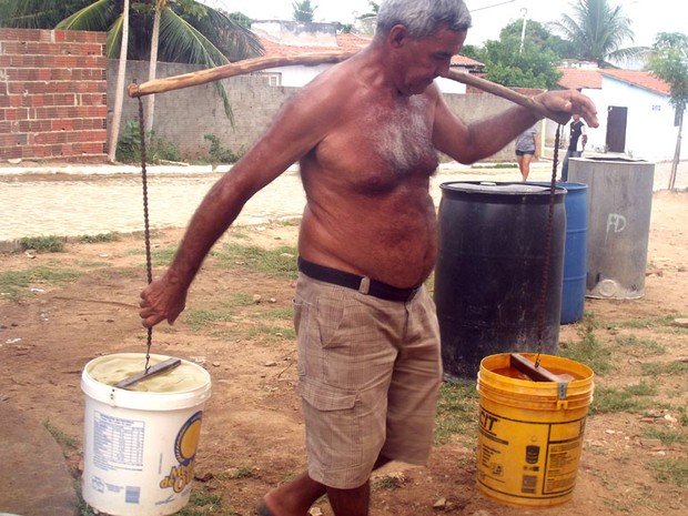 Moradores de Pilões, RN, relatam dificuldades para conseguir água (Foto: Anderson Barbosa/G1)