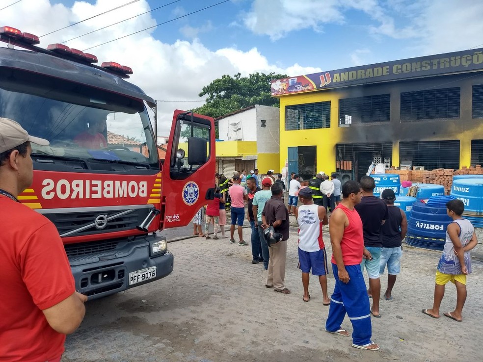 Bombeiros foram acionados para conter incêndio em armazém de construção em Itamaracá nesta quinta (16) (Foto: Bruno Grubertt/TV Globo)