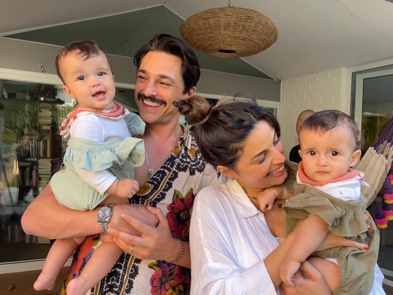 Emanuelle Araújo abre álbum de fotos com Kim e Tiê no dia do primeiro aniversário das gêmeas de Nanda Costa e Lan Lanh (Foto: Reprodução/Instagram)