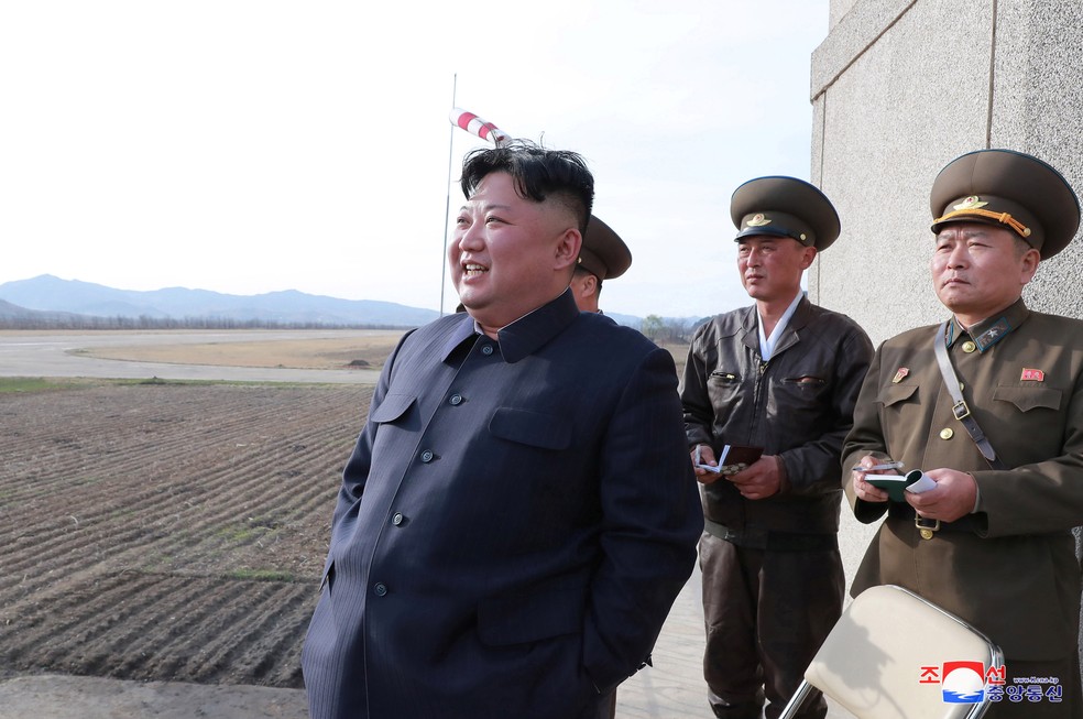 Kim Jong-un observa treinamento da forÃ§a aÃ©rea da Coreia do Norte em abril â Foto: KCNA via Reuters