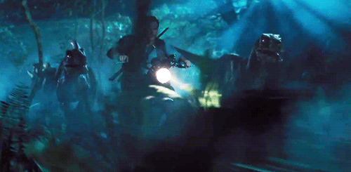 Chris Pratt em cena de 'Jurassic World' (Foto: reprodução)