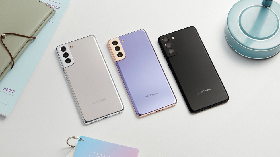 Galaxy S21 Plus tem acabamento nas opções branco, violeta, cinza e rosa — Foto: Divulgação/Samsung