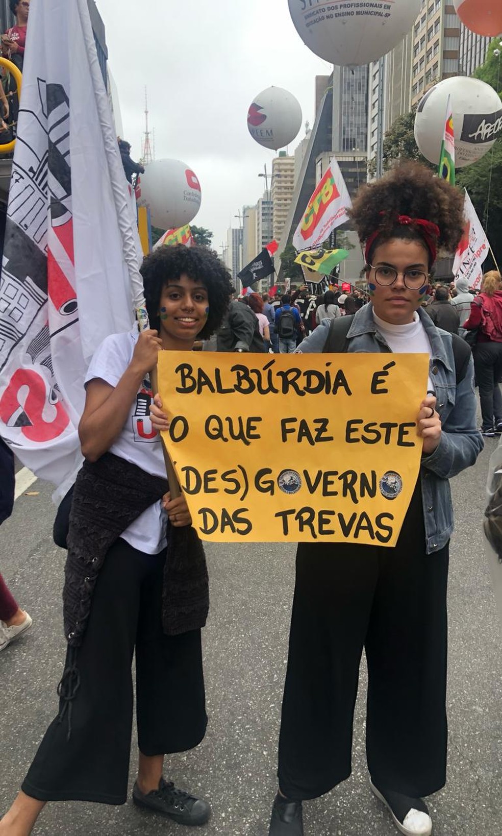 SÃO PAULO, 16h15 - Estudantes expõem cartazes em manifestação na Avenida Paulista. — Foto: Patrícia Figueiredo/G1