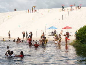 Banhistas se refrescam no lago da Coca-Cola (Foto: Henrique Felício/O Liberal)