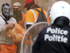 Manifestante segura o saco cheio de lixo antes de jogar em policial (Foto: François Lenaur/Reuters) Manifestante segura o saco cheio de lixo antes de jogar em policial (Foto: François Lenaur/Reuters)