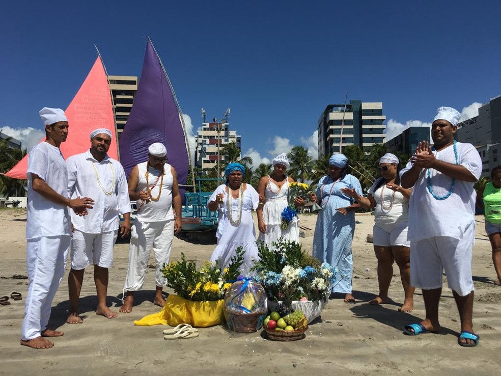 Grupos celebram Iemanjá na Praia de Pajuçara, em Maceió — Foto: Adja Alvorável/g1