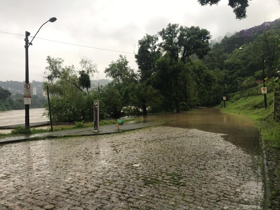 Rio Itajaí-Açu, em Blumenau, transbordou nesta manhã de quinta-feira (21) — Foto: Valeska Lippel/ NSC TV