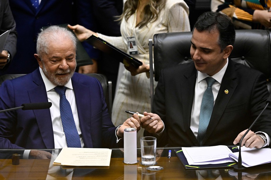 O presidente Luiz Inácio Lula da Silva (PT) e o presidente do Senado, Rodrigo Pacheco (PSD), durante cerimônia de posse no Congresso