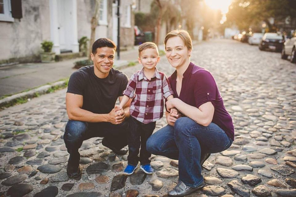 Adam, Victoria e o filho (Foto: Reprodução Facebook)