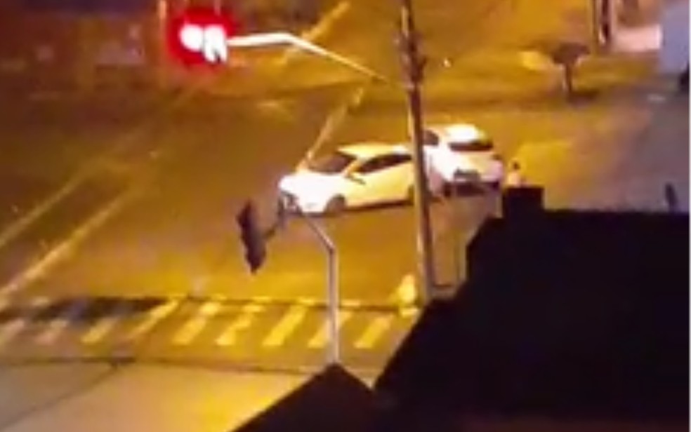 Homem joga carro contra veículo de PM que parou para evitar que ele batesse na mulher, em Goiânia, Goiás — Foto: Reprodução/TV Anhanguera 