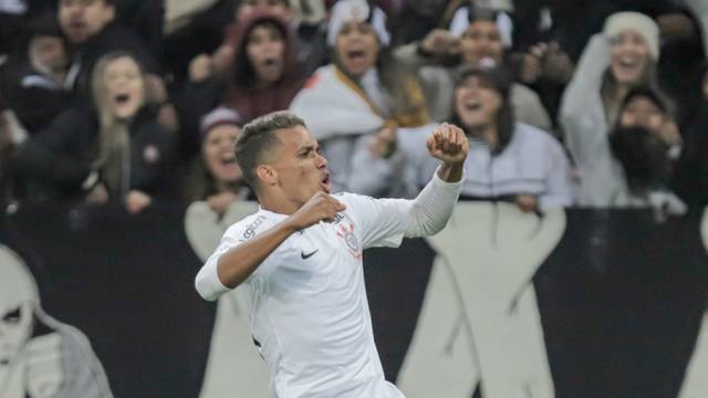 Pedrinho comemora o gol de empate no fim do jogo